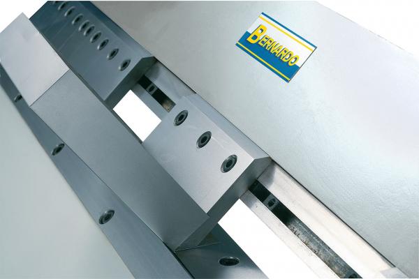Schwenkbiegemaschine mit segmentierter Oberwange Bernardo TB 1020